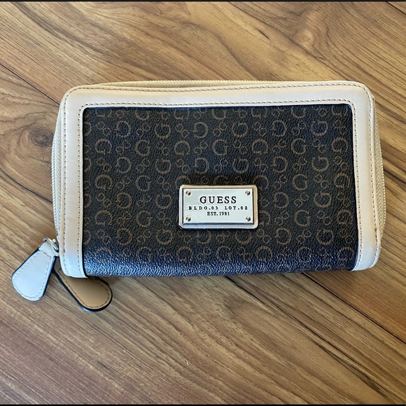 Guess Handbags - GUESS Wallet